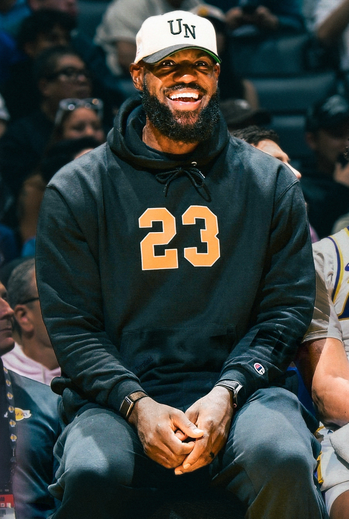 詹姆斯在播客中被主持人问到是否活在一个注重诚信的世界时表示：“不，绝对不，现在一