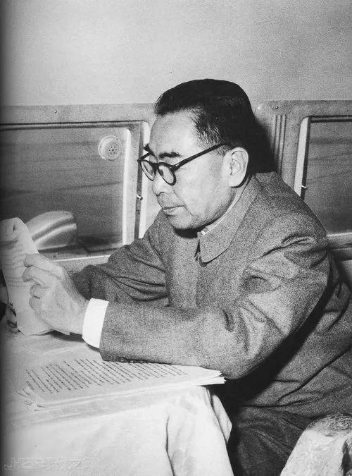 1975年，病重的周总理拉着妻子邓颖超的手说：“咱们没有后代，我走后不要留骨灰了