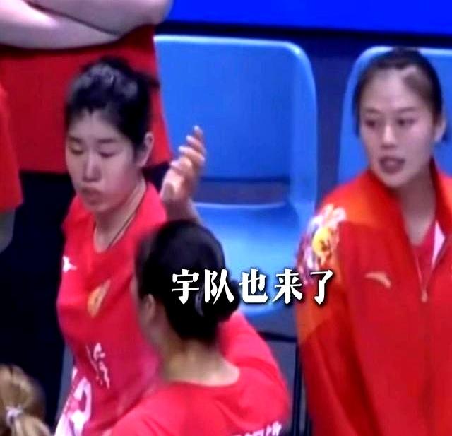 张常宁和龚翔宇被换下后没歇着，直接在场边给小将唐欣开小灶，一个讲拦网，一个教进攻