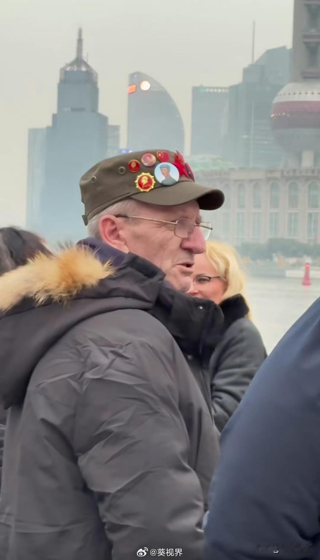 这里是上海外滩，一个老外头上的毛主席像章，特别引人注目！

毛主席，是全世界人民