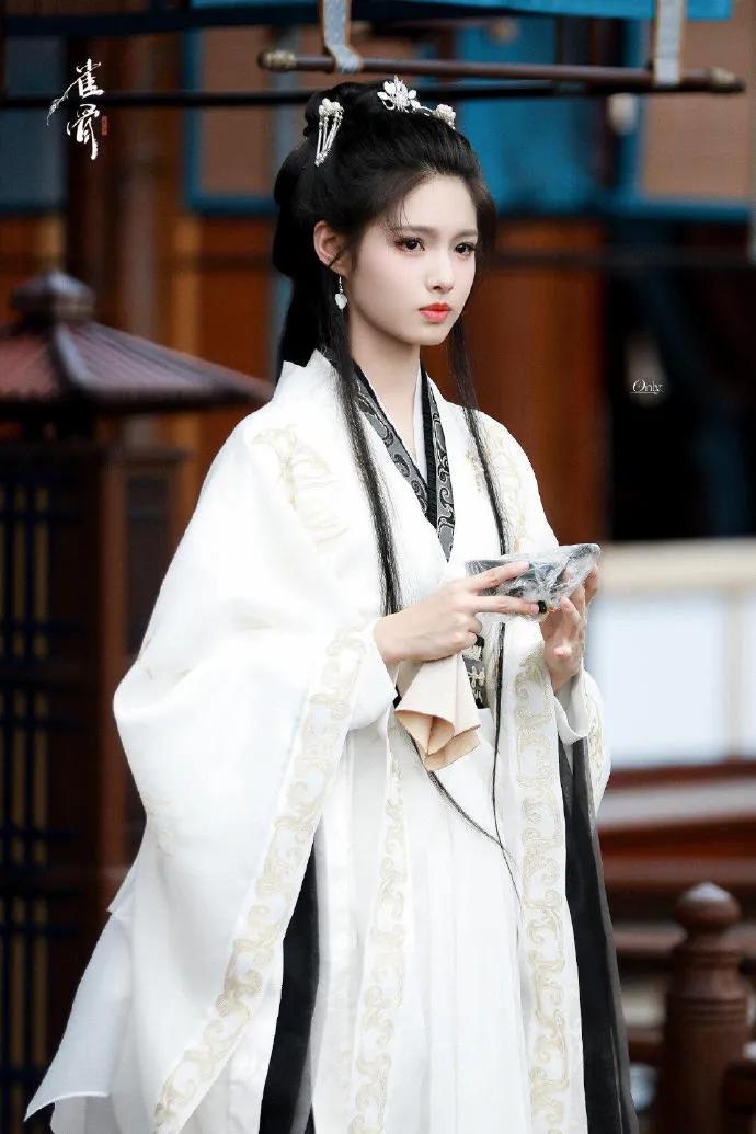 陈昊宇靠着“乘风”翻红了，演了女主，还在央视播出，她是幸运的。
靠着这波流量，陈