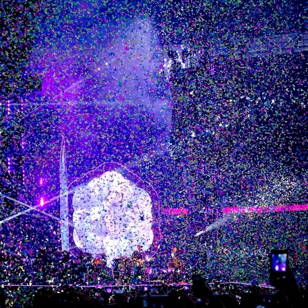 真人演员会被AI代替吗别慌，AI暂时还代替不了真人演员。它能做特效、换脸，甚至让