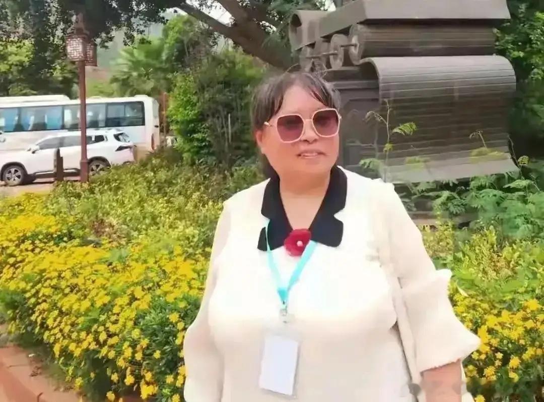 还记得魏敏芝吗？张艺谋电影《一个都不能少》中的主演。现在她成了这样——（图一）她