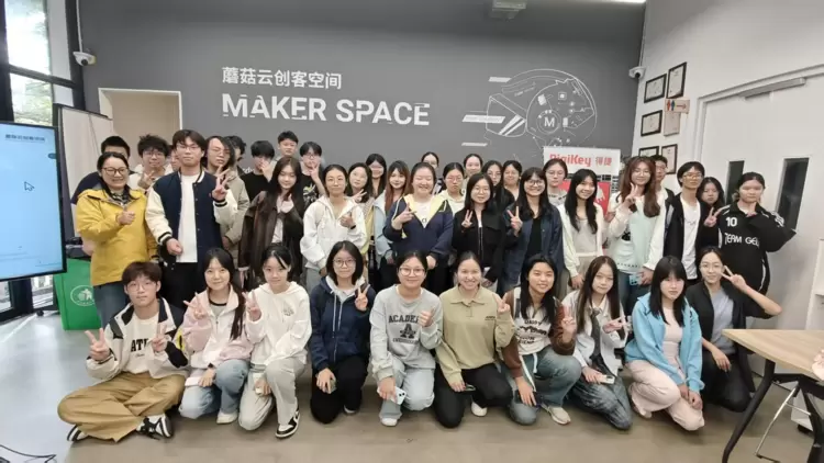 上海智位机器人旗下蘑菇云创客空间迎来上师大学子，10分钟完成骨架与手势识别项目