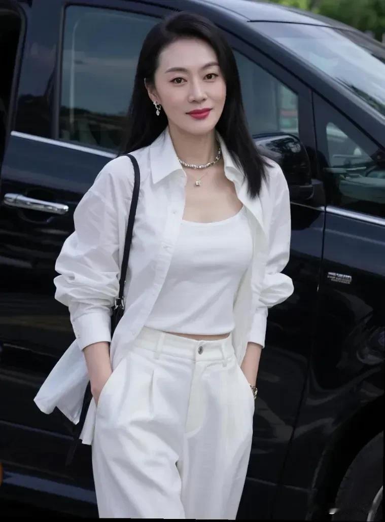 江南
是墨色晕染的梦，是烟雨织就的愁，是橹声摇 落的诗。