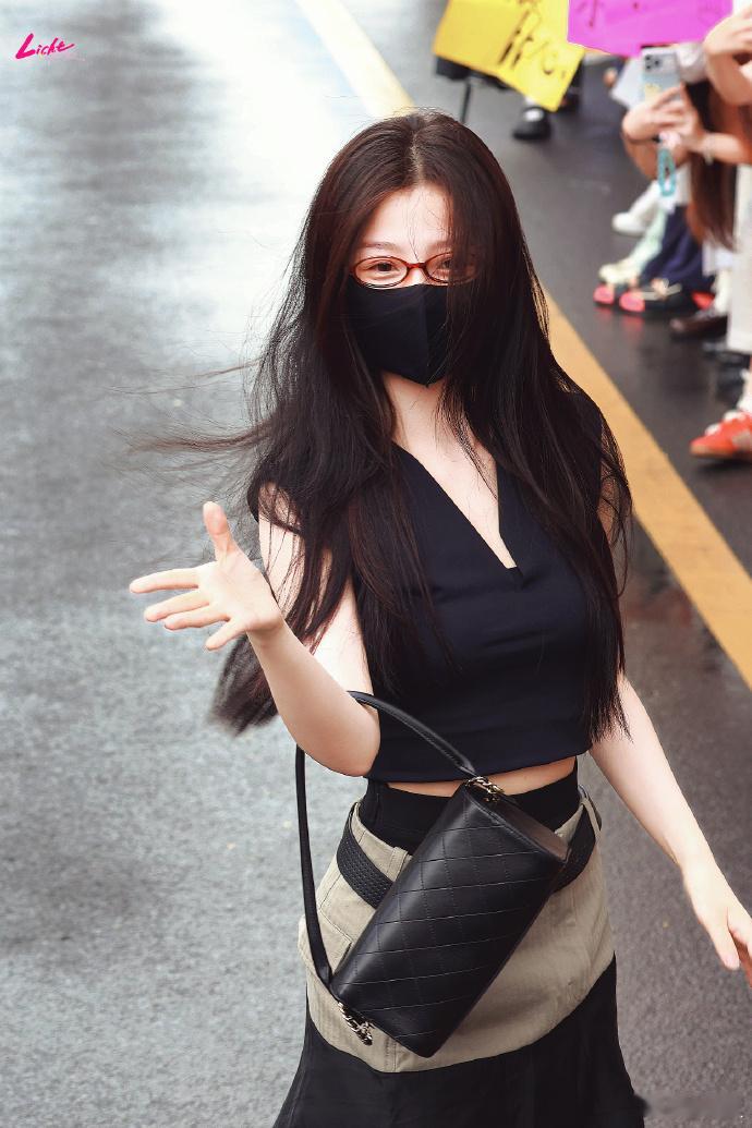 虞书欣时尚感好强虞书欣你的身材好曼妙 红框眼镜搭配黑长直，拽姐氛围感扑面而来，虞
