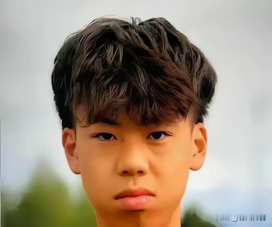 意大利足协教练的电话打过来，15岁的蔡昀翼直接挂了。入籍邀请和签约合同，他说不要