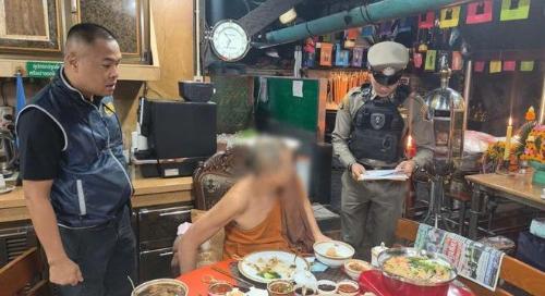 【佛教僧侣因偷窃捐款被捕。结果发现他还行为猥亵。】泰国一座历史最悠久的现役寺庙的