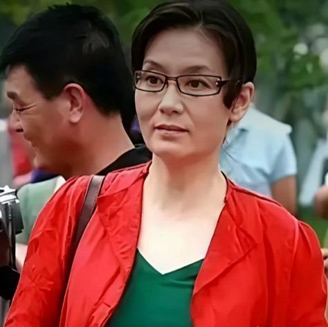 你见过住了34年却从没开过火的厨房吗？演员潘虹在上海那套复式公寓里，就保持着这种