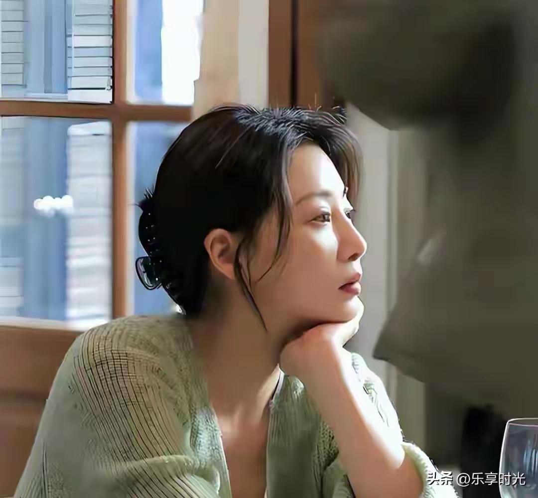 她是演员中的女富豪，多辆豪车轮流开，现在45岁却活得像20岁