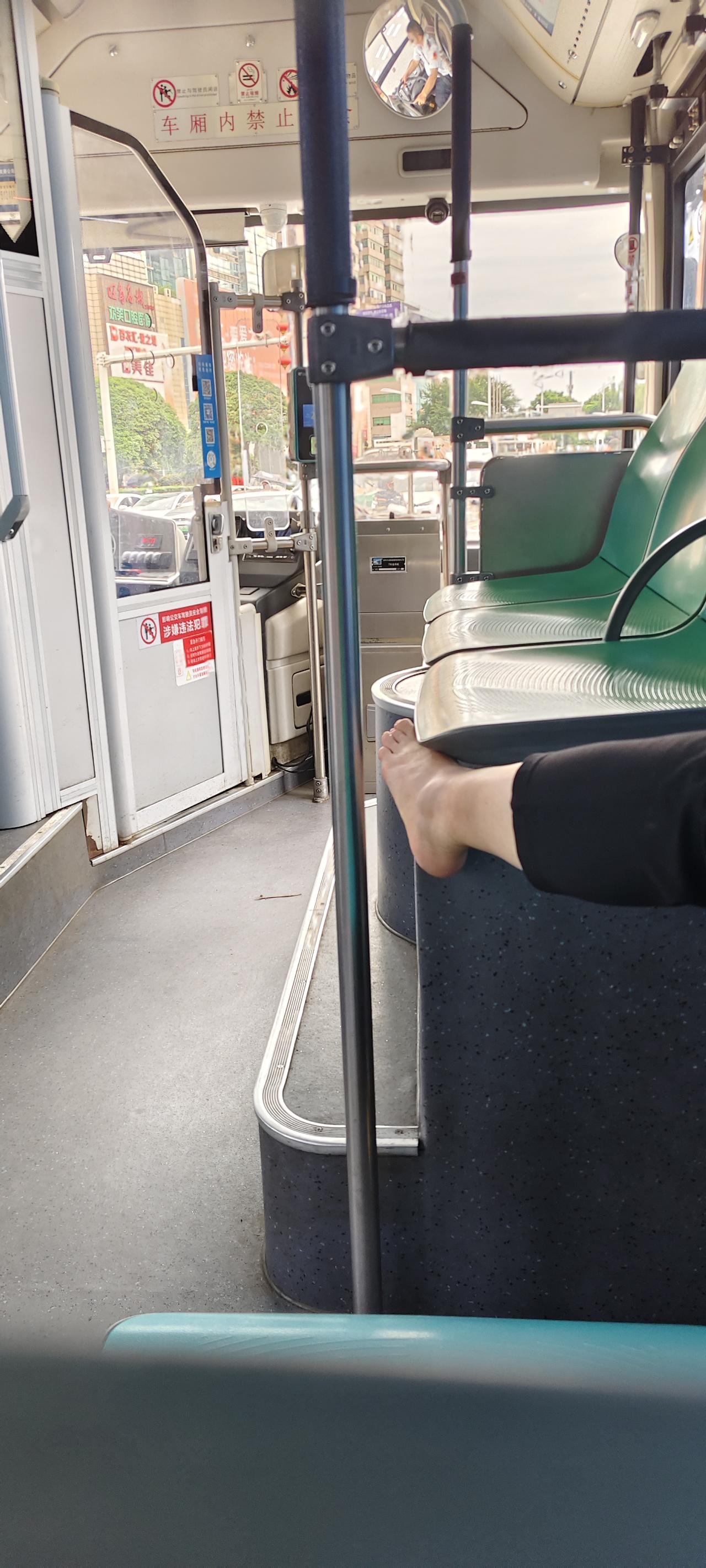 比起那些脱了鞋子，直接摆在座位上的臭脚，这只脚还算是比较收敛的。相信如果有乘客来