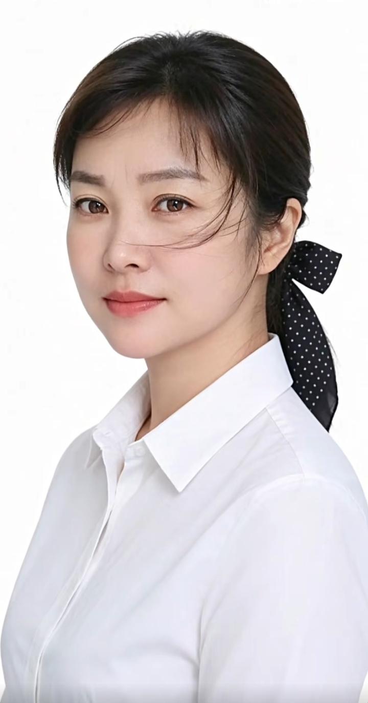 优雅白衬衫搭配波点发带，简约而时尚！男人和女人本质上有什么区别 简约衬衫配裤子 