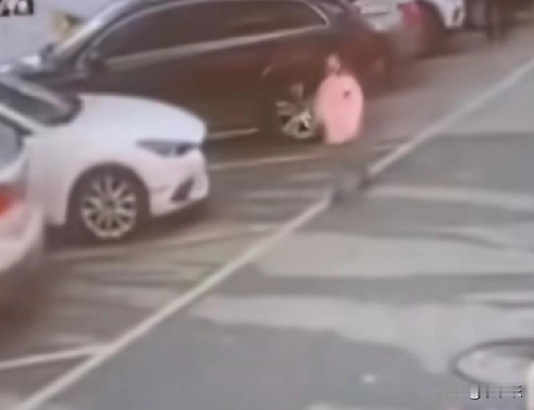 1月14日，湖南一女孩父母离异，妈妈接女儿出来玩后送女儿回爸爸家，妈妈担心女儿不