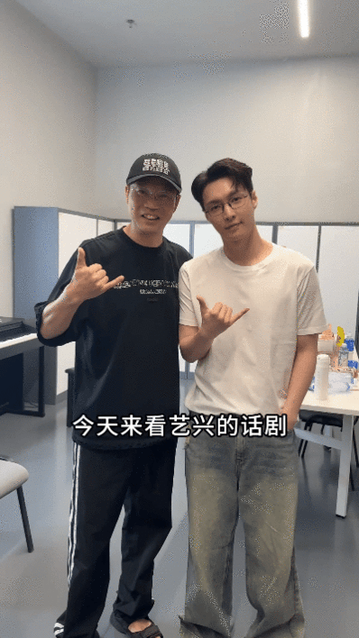 王迅教张艺兴打快板迅哥教艺兴打快板这段，把我看乐了！男人帮这情谊真抗造，多少年了