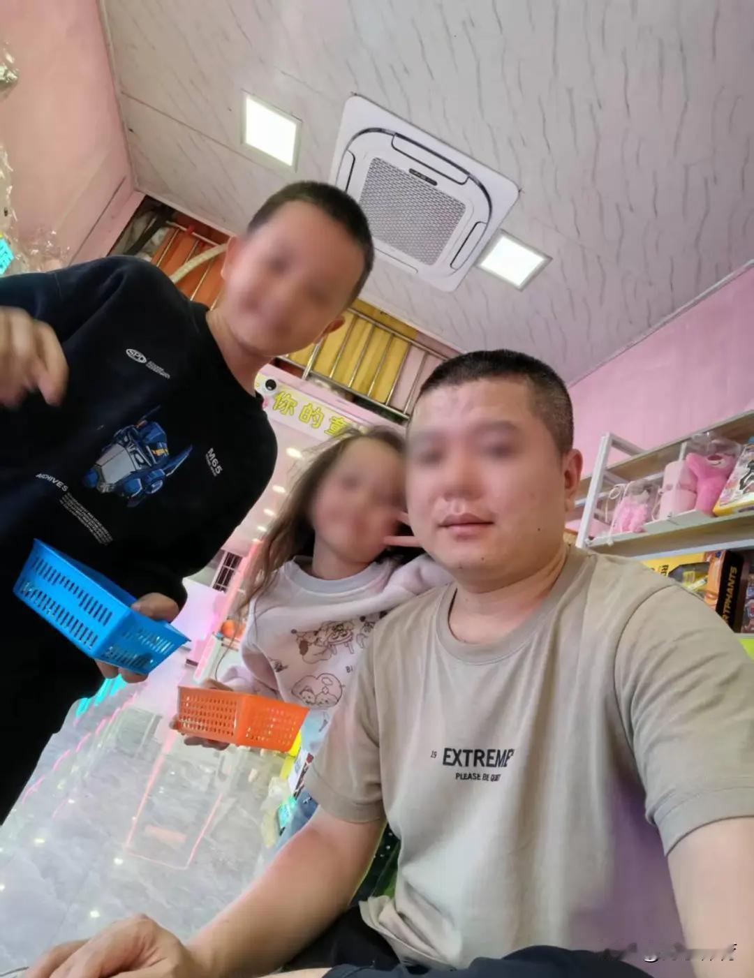 他在离婚冷静期去买了瓶农药。
不是用来杀虫。
是用来哄骗自己10岁的儿子和7岁的