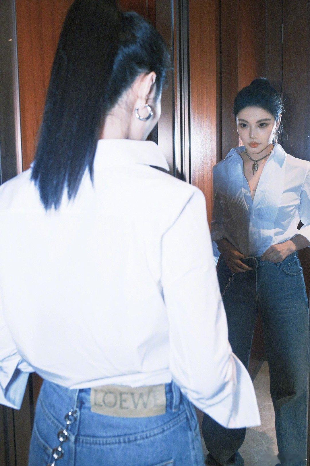 #徐冬冬的项链上挂了一把锁##徐冬冬的项链# 白衬衫牛仔裤写真，大嫂真的各种风格