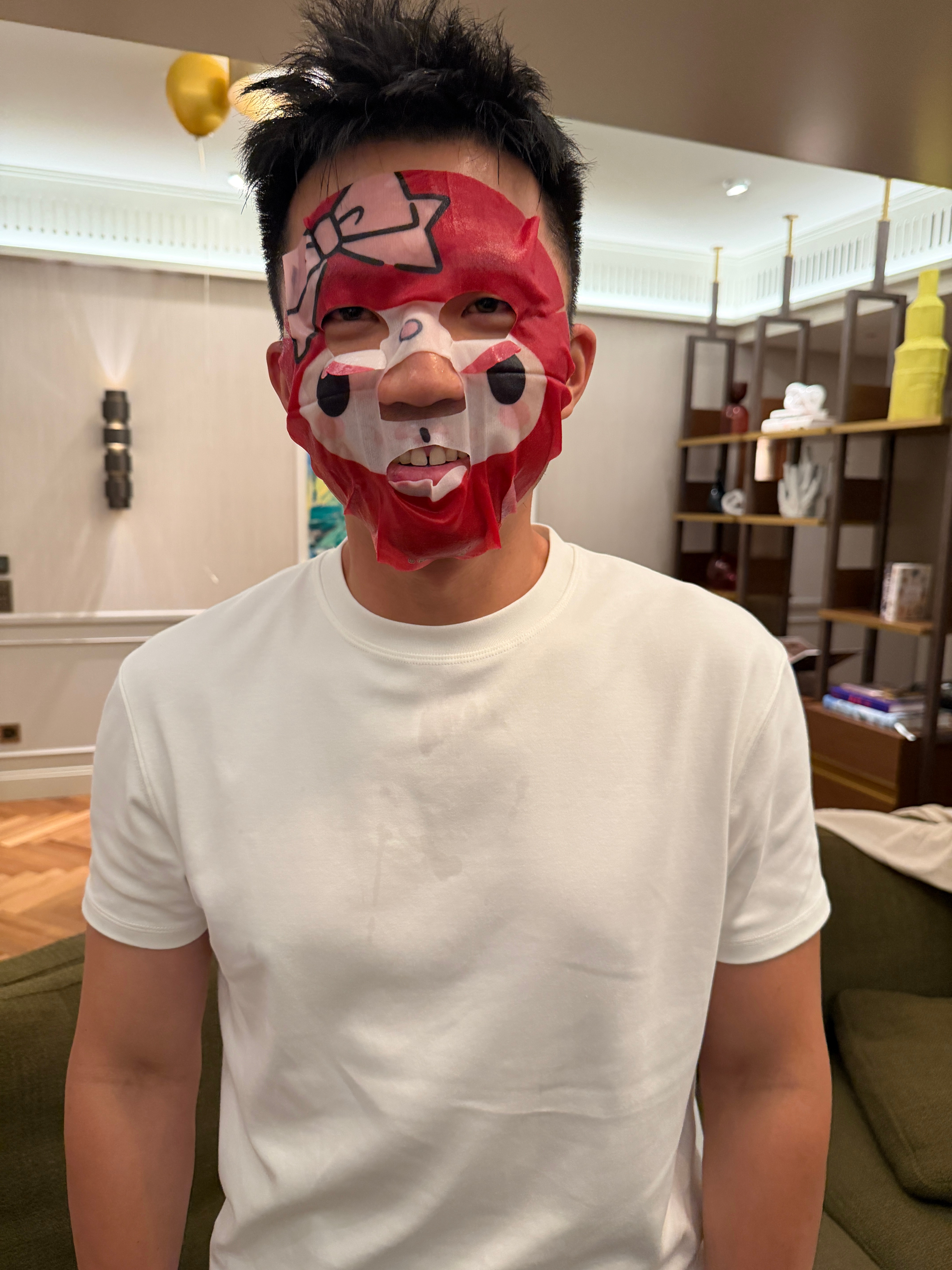 昨天小雨把我们其他人抓起来，拍了搞笑视频。[流鼻血] ​​​