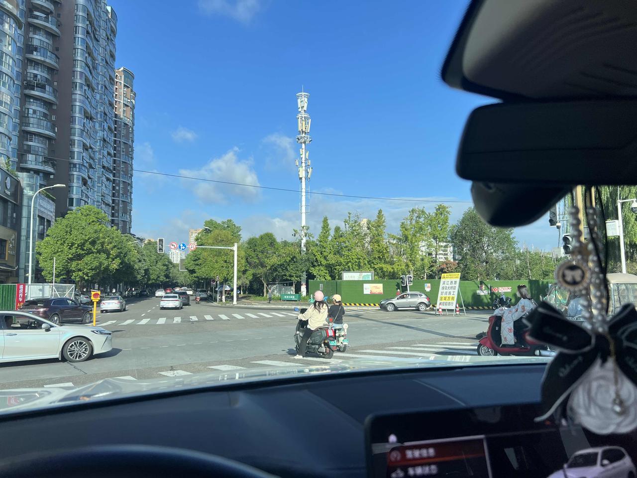 下了好几天的雨
今天终于晴空万里了
今年生意不好做
心情很焦虑
出门透个气