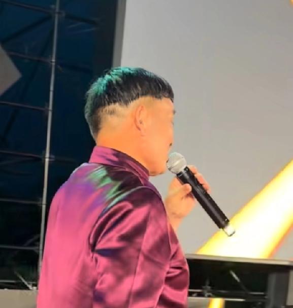 大衣哥这头型，谁剃的？怎么豁豁牙牙的，不像理发店专业剪的，像普通人拿电推子理的，
