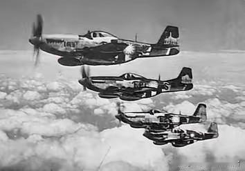 1944年，飞行员王光复驾驶战机顺利摧毁日军运输军列，完成既定轰炸任务后，驾驶战
