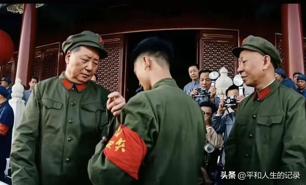 1966年的天安门城楼上，永恒瞬间。伟人虽已远去，精神万古长存！支持家亲传播红色