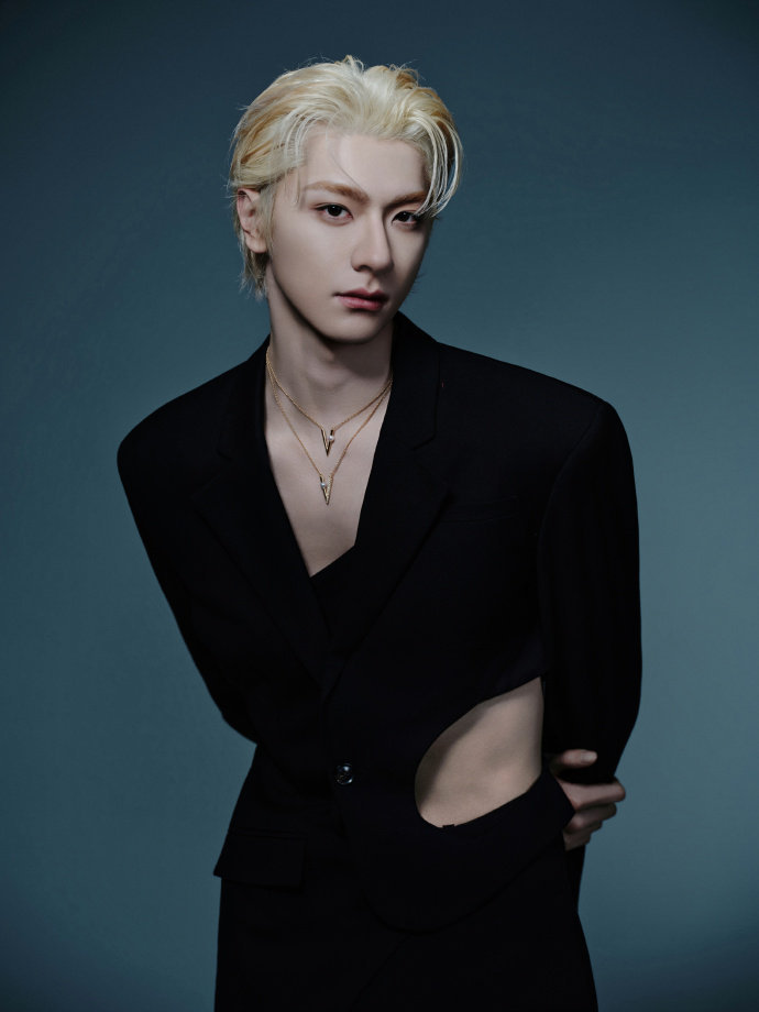 林一黑西装金发爱豆感 林一露腰  林一露腰，林一黑西装金发爱豆感，咱就说你说这个