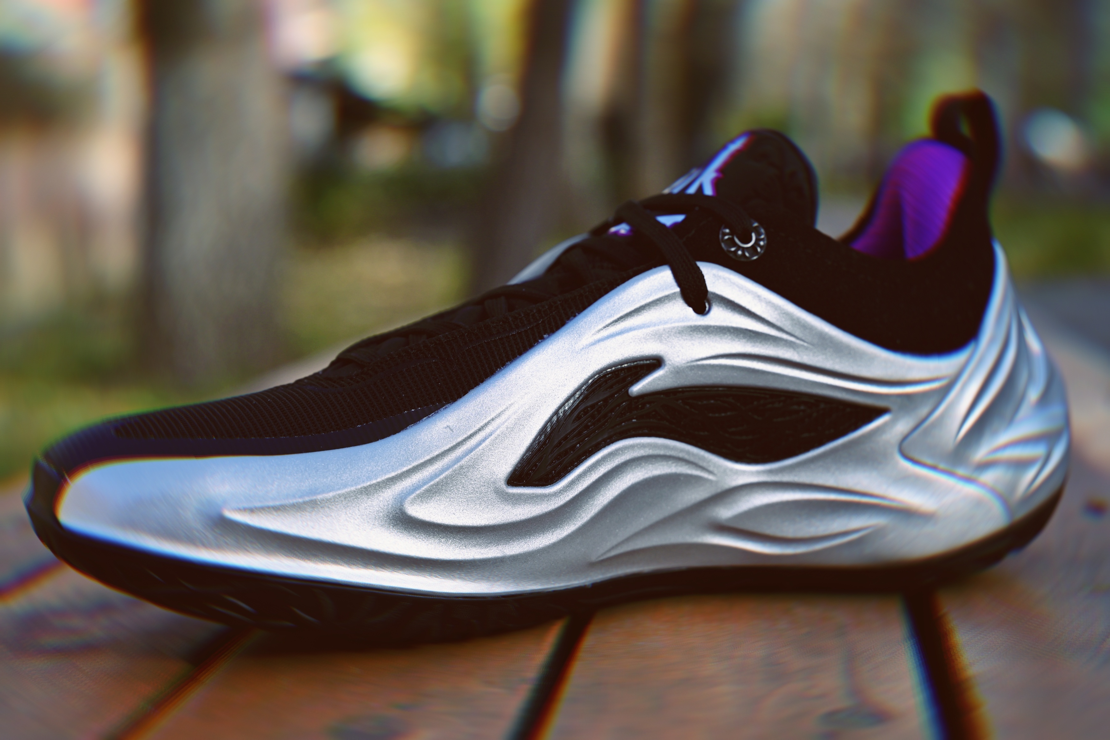 JB4 “荆棘” 银色勾勒出的线条 金属铠甲似的鞋面伴随着荆棘 内里的配置满满 