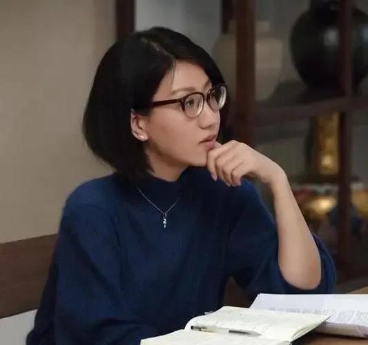 易立竞，以严肃、不苟言笑，犀利，深入骨髓的理智采访著称。

所有人都在好奇，她怎