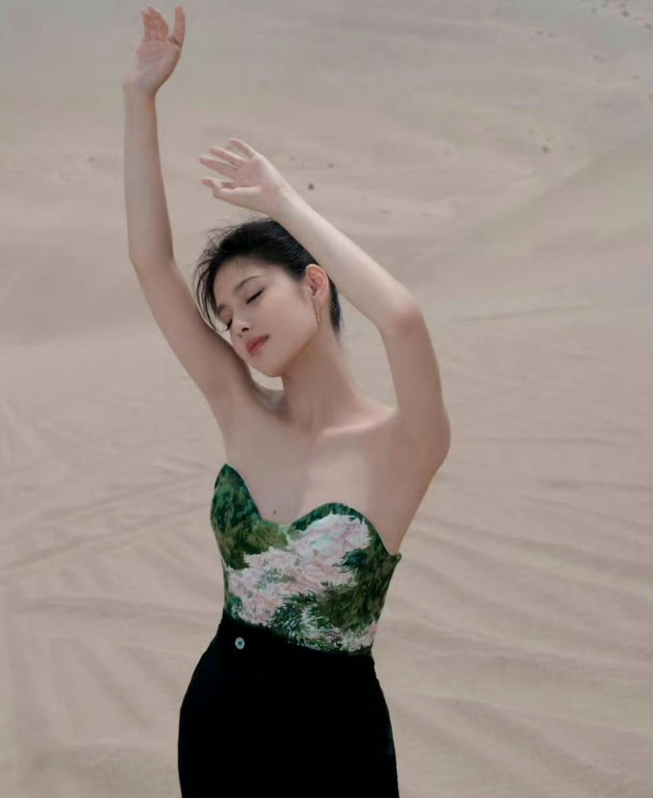 你敢信，她是一个16岁的高中生。生活水平高了，小朋友发育多好呀 ​ ​​​