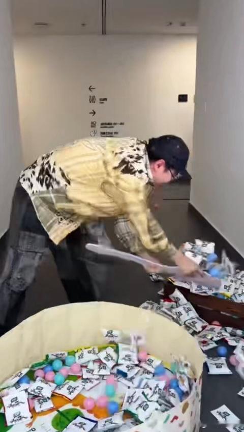 吕严对食物有的是力气和手段 吕严闯进满分男赛道了天才厨人         《天才