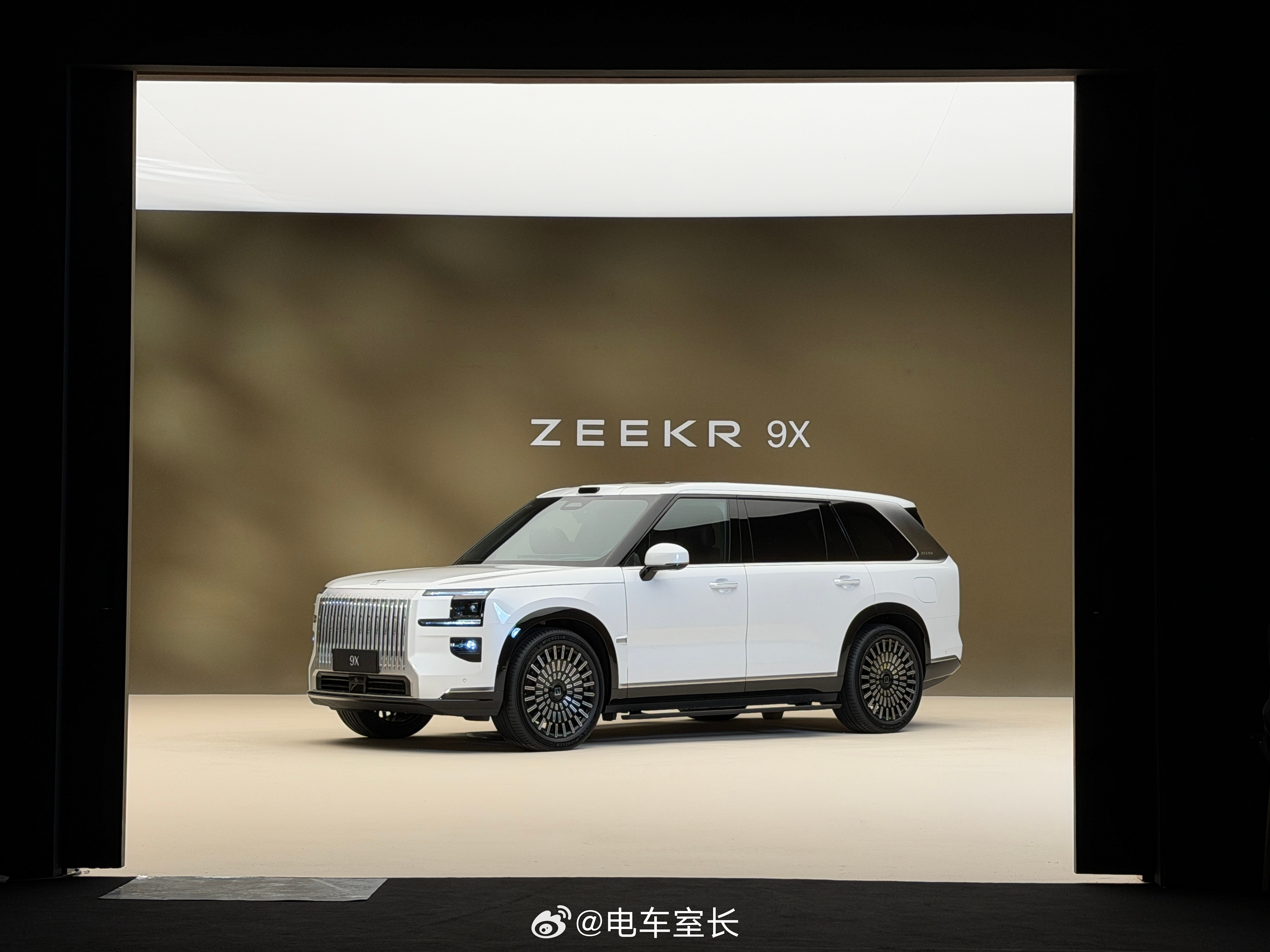 极氪9X五座版，外观没区别，依旧帅。空间变化太大了。 