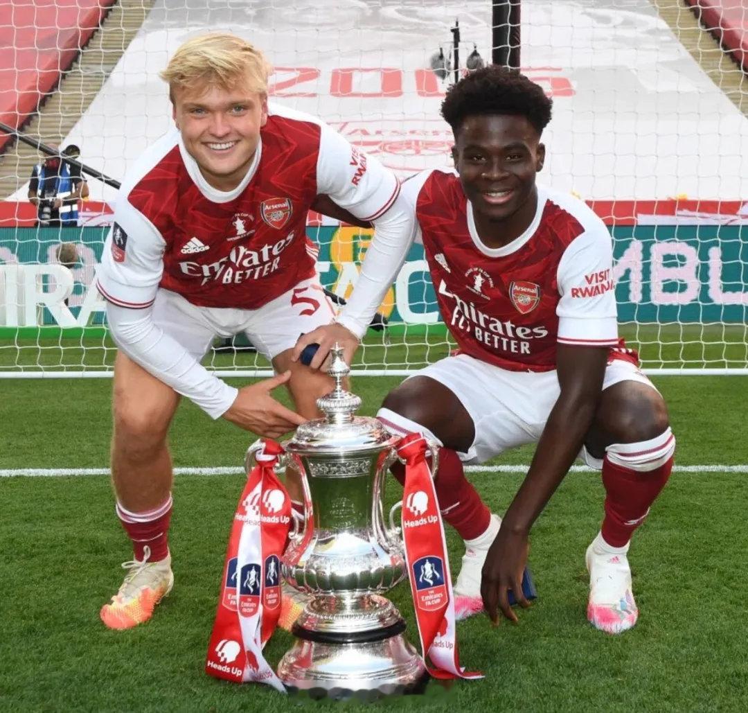 曾在2020年跟随阿森纳夺得足总杯冠军的马特-史密斯本场比赛代表维冈竞技重返酋长