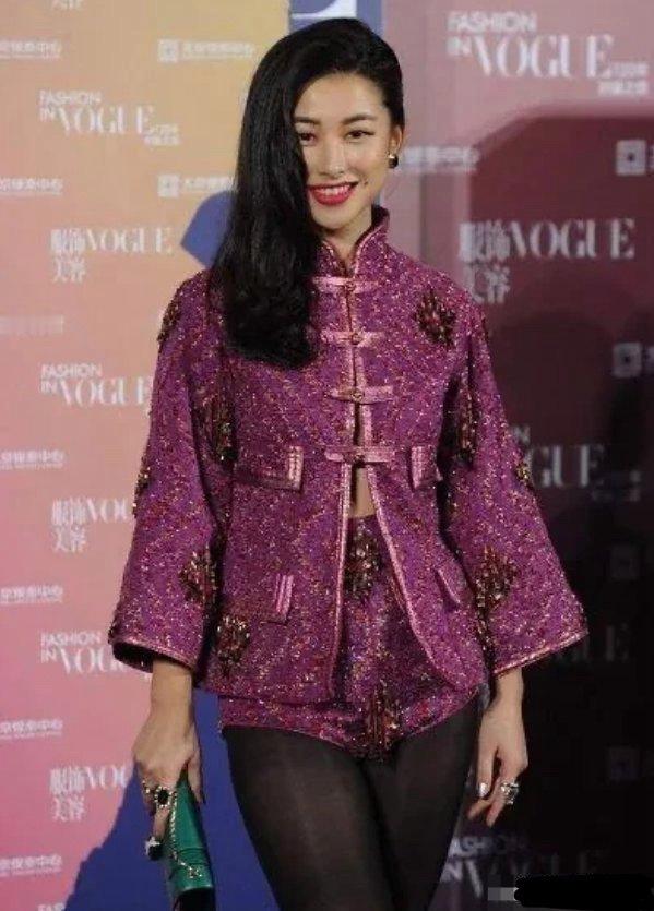 都说她是个大美女，比范冰冰漂亮，可我是真的没有看出来她到底美在哪里？衣品一般般，