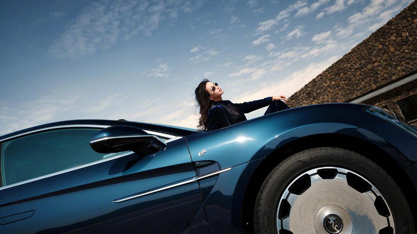 仰望U7全新色「星河蓝」将于21日广州车展亮相。