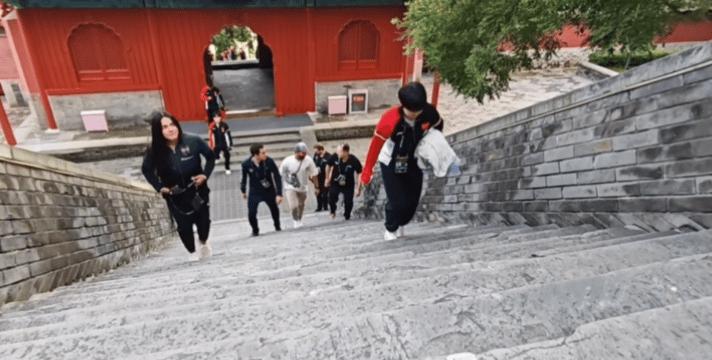“膝盖先抽签，人再抽对手。
”
重庆武隆2080级台阶，孙颖莎背包冲顶，脸不