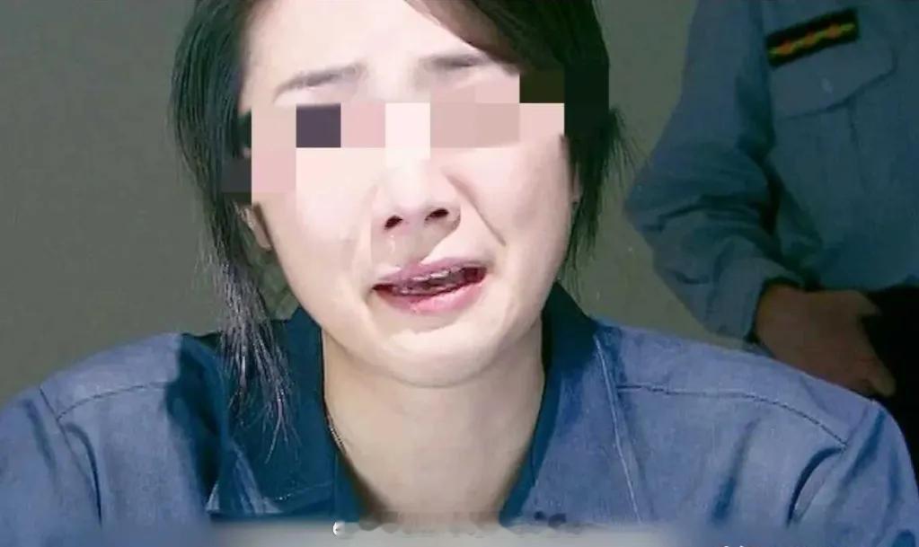 在福州，女子的丈夫出狱，她领着30多人，在看守所大门口搞出狱仪式，又是拥抱又是献