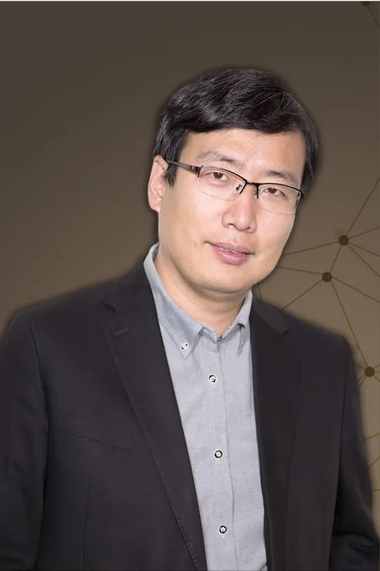教授储殷说，释永信十九岁进入少林寺，那时候的少林寺真是啥都没有，就几个忍饥挨饿的