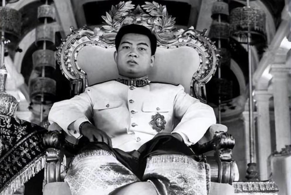 1941年的金边王宫，19岁的西哈努克刚登基不久。庆典上，他目光落在姨妈蓬珊莫尼