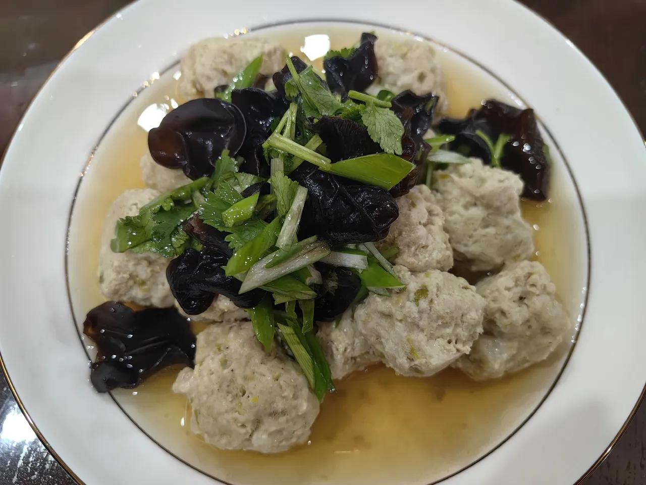 刚挂了孩子的电话，说今年带着娃出去走走过年，不回家里来了，我当场就应下了。这一年