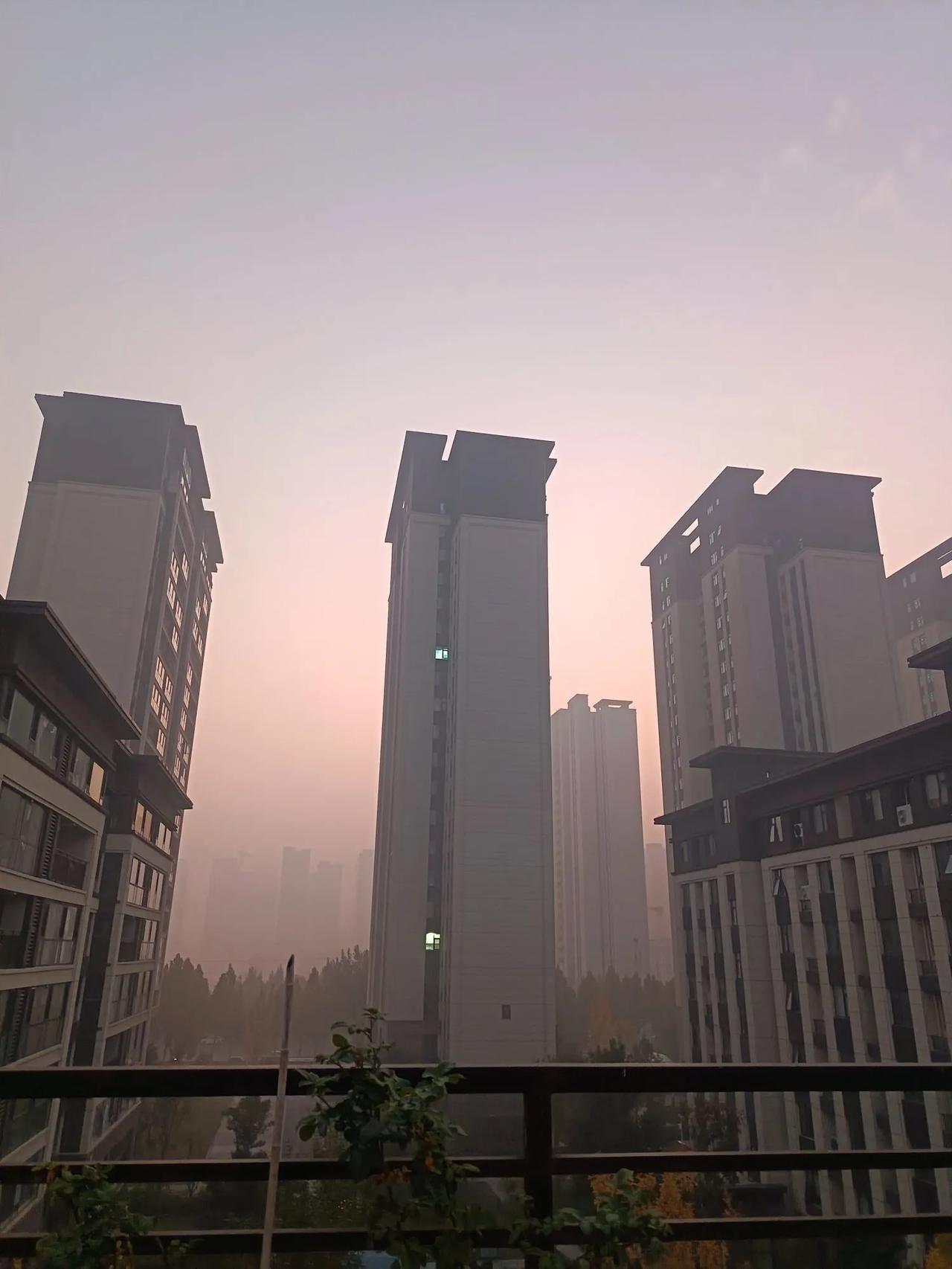 一觉醒来，远处的楼群间天空灰蒙蒙的。

天气预报显示，今天是重度污染。

初冬时