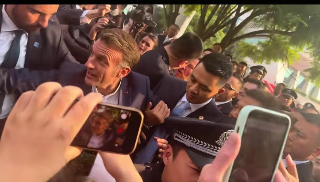 中法保镖发生不愉快情况被直播，法总统马克龙到访四川大学，现场场面热情失控，年轻学