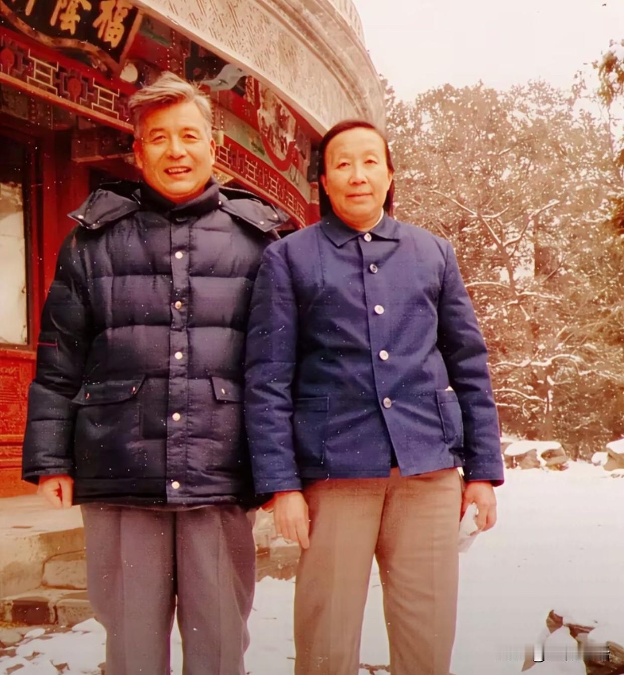 这个故事发生在两弹一星元勋身上。
终于等到短暂探亲假，
邓稼先风尘仆仆推开家门。