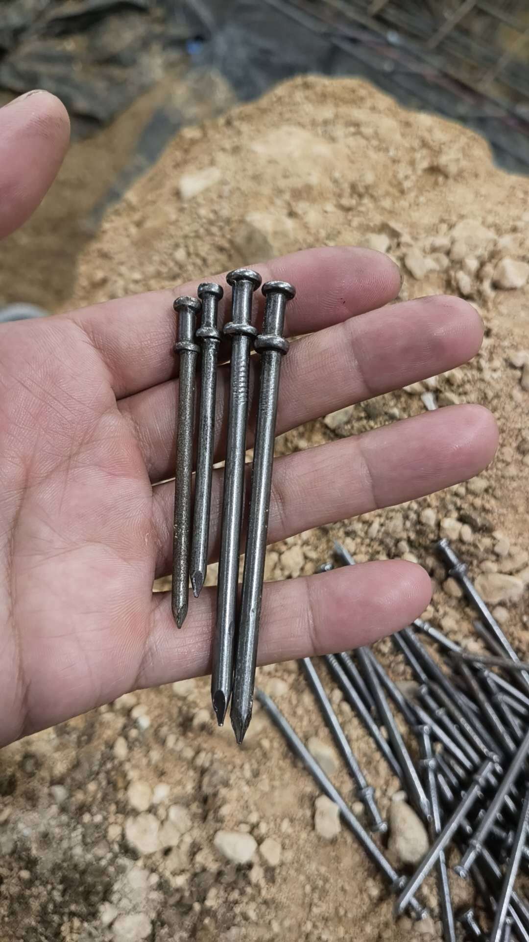 为什么在美国工厂里工人用的钉子长成这样 