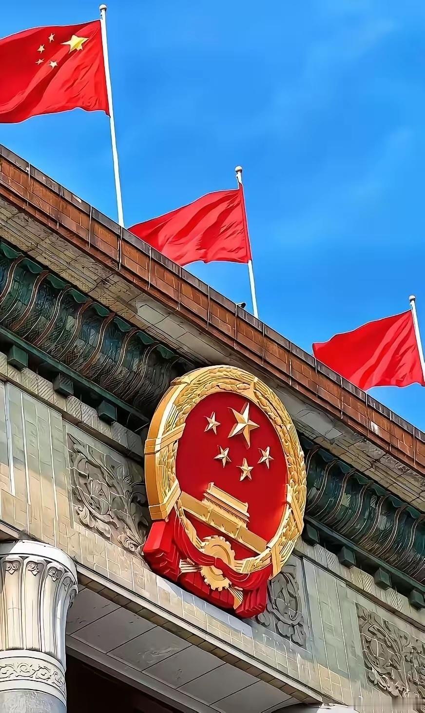 “谁举报，谁举证”——这个连法治课都讲烂的道理，到了现实中却被扔进了垃圾桶。一位