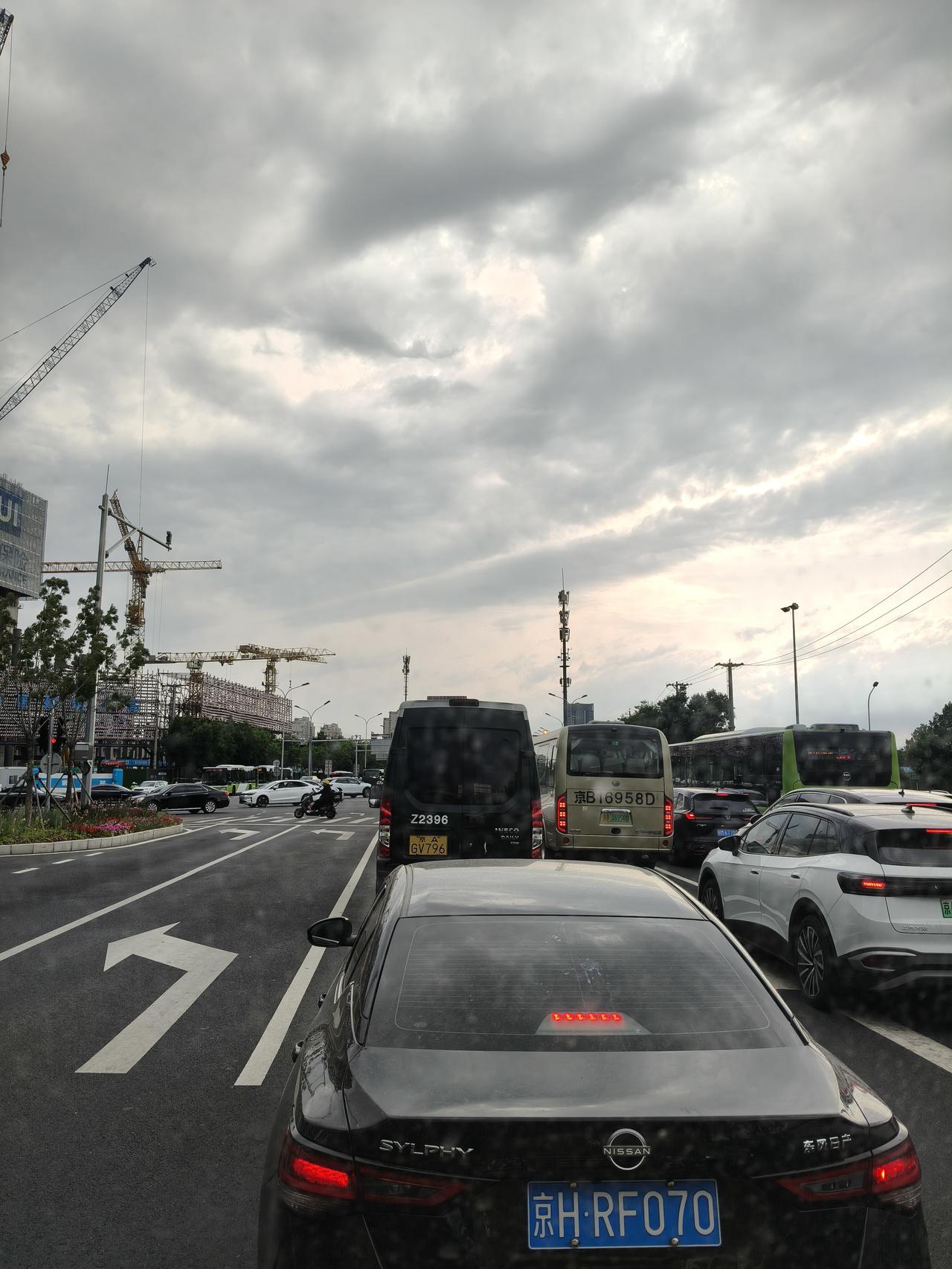 蓝色预警说明级别降底了！
   但还是要注意，不能掉以轻心！