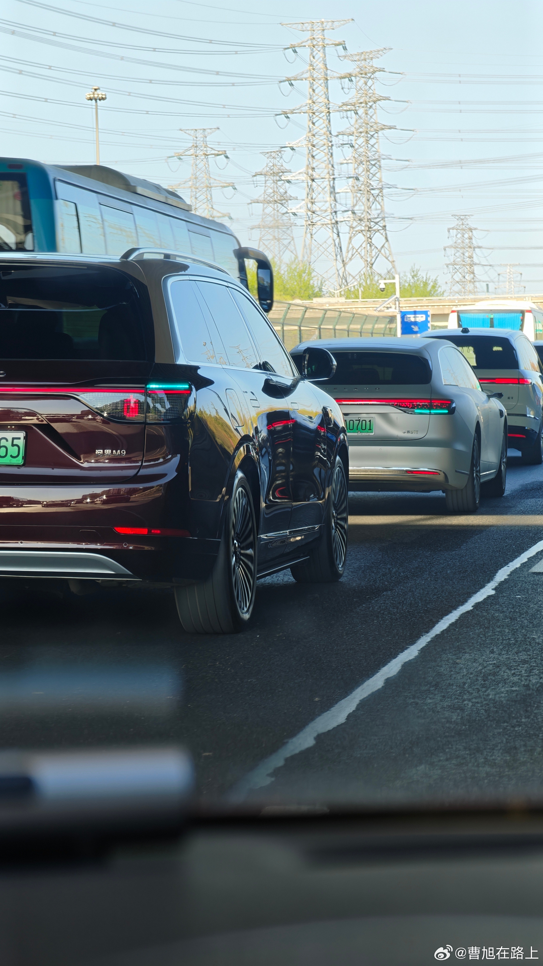 堵车的快速路上，看着一串排着队串火车的小蓝灯，作为老司机心里怎么有点奇奇怪怪的新
