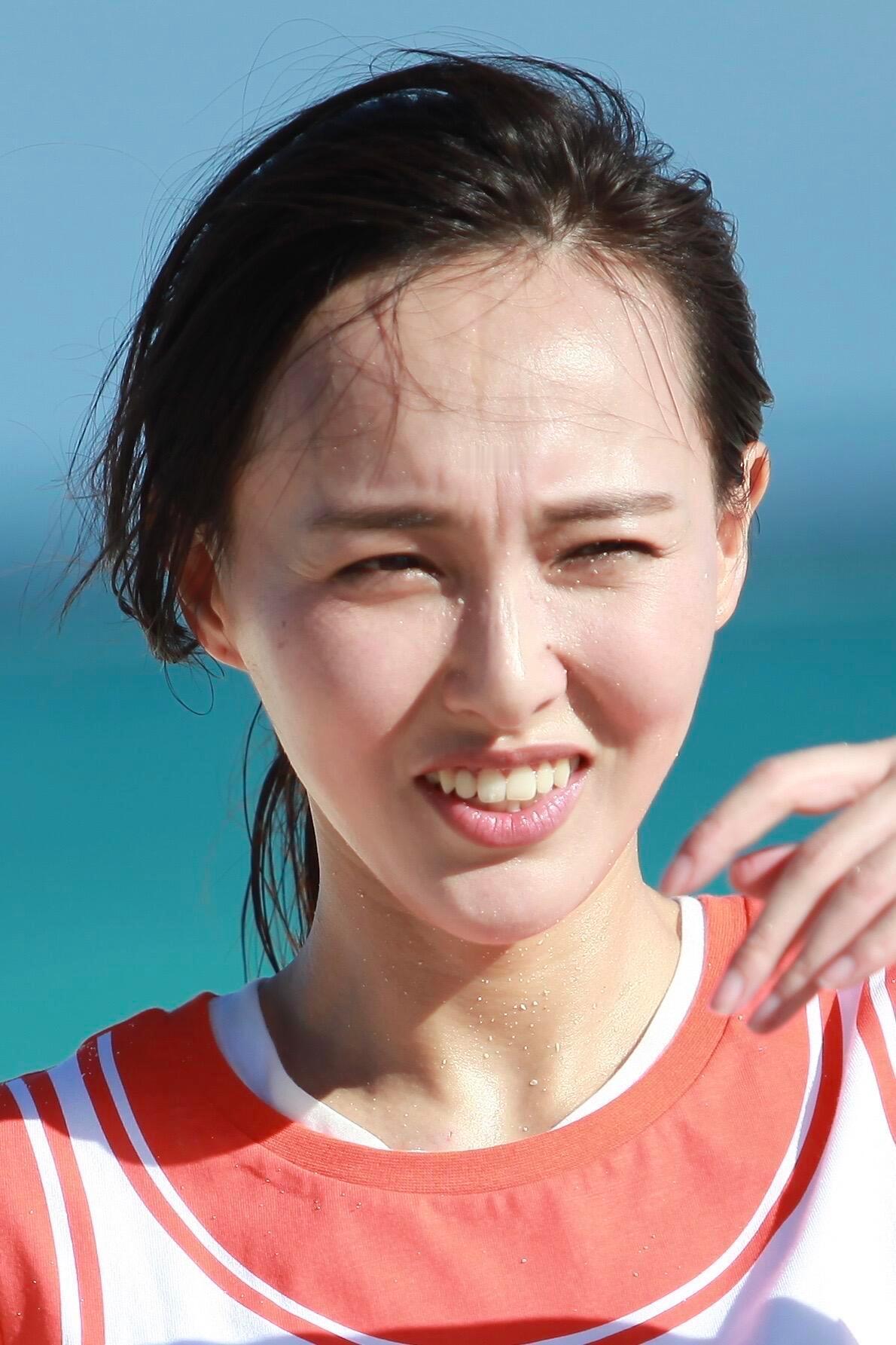 唐嫣这是打球热了？ ​​​
