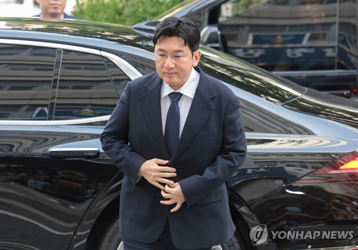 方时赫被送检 因涉嫌欺骗投资者出售股份获取不当利益，HYBE董事长方时赫在警方启