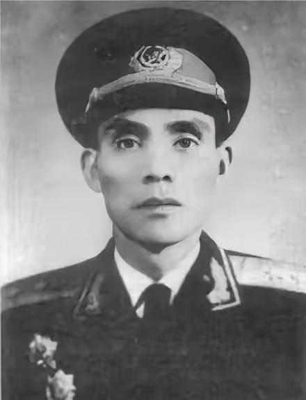 1987年，韦杰病逝，妻子郭毅主动将他名下豪车交还成都军区，军区很为难地回答道：