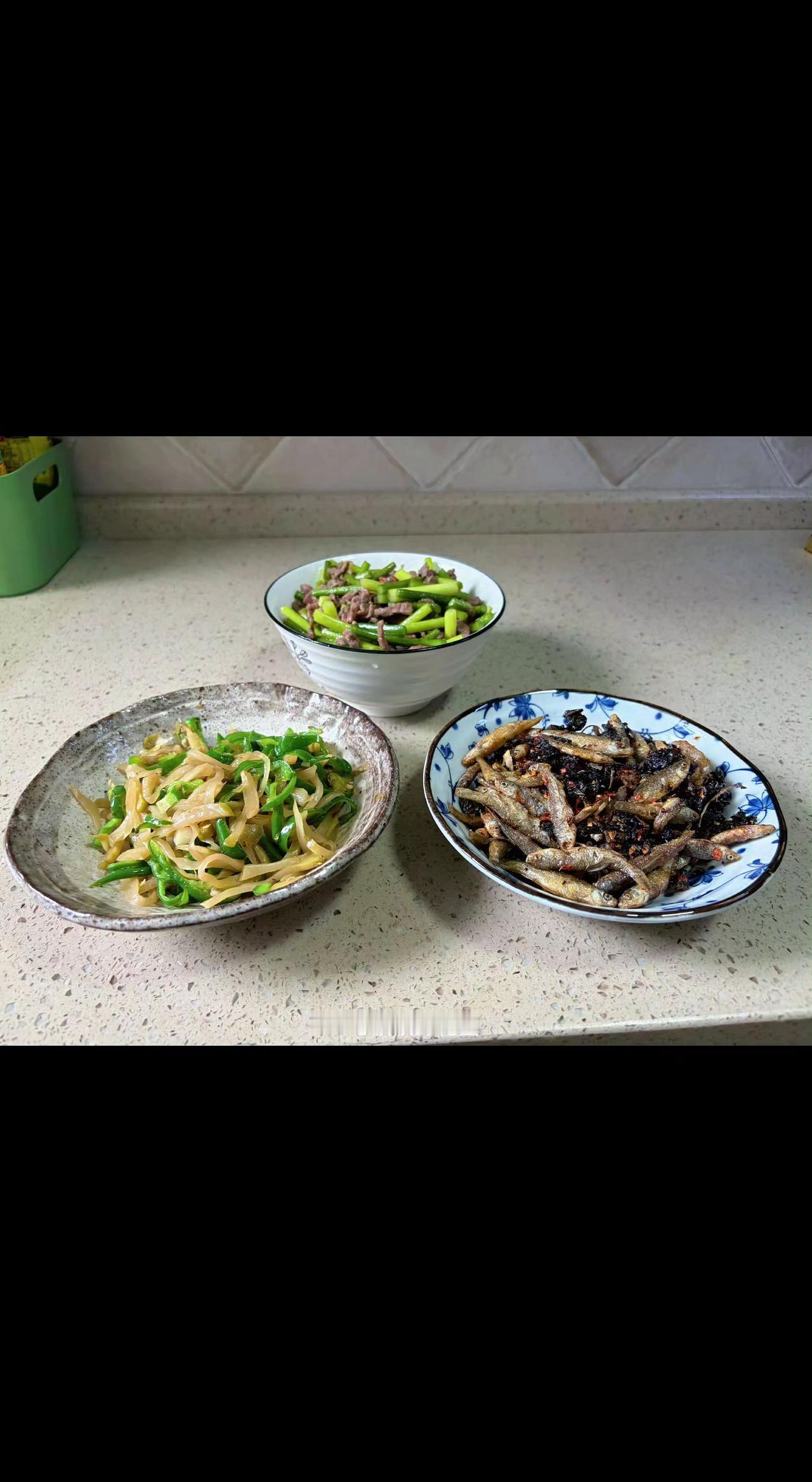 🍳烟火气才是生活的底色呀～
小炒是舌尖的跳跃💃，小鱼干藏着大海的故事🌊。